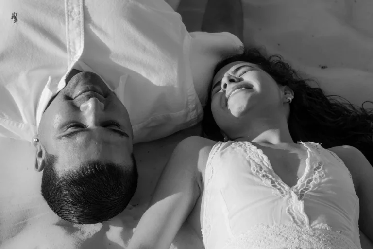 pareja acostada en la playa, conexión