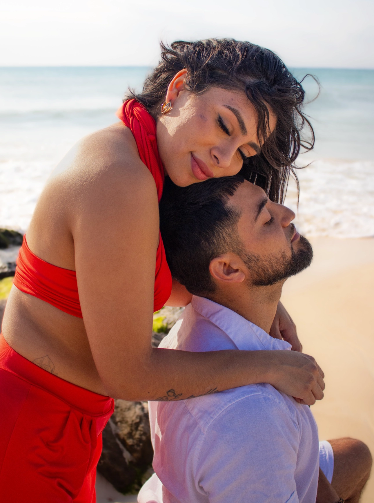 Couple portrait photography session in Playa del Carmen by photographer Vanesa Allende showing romantic and natural connection.