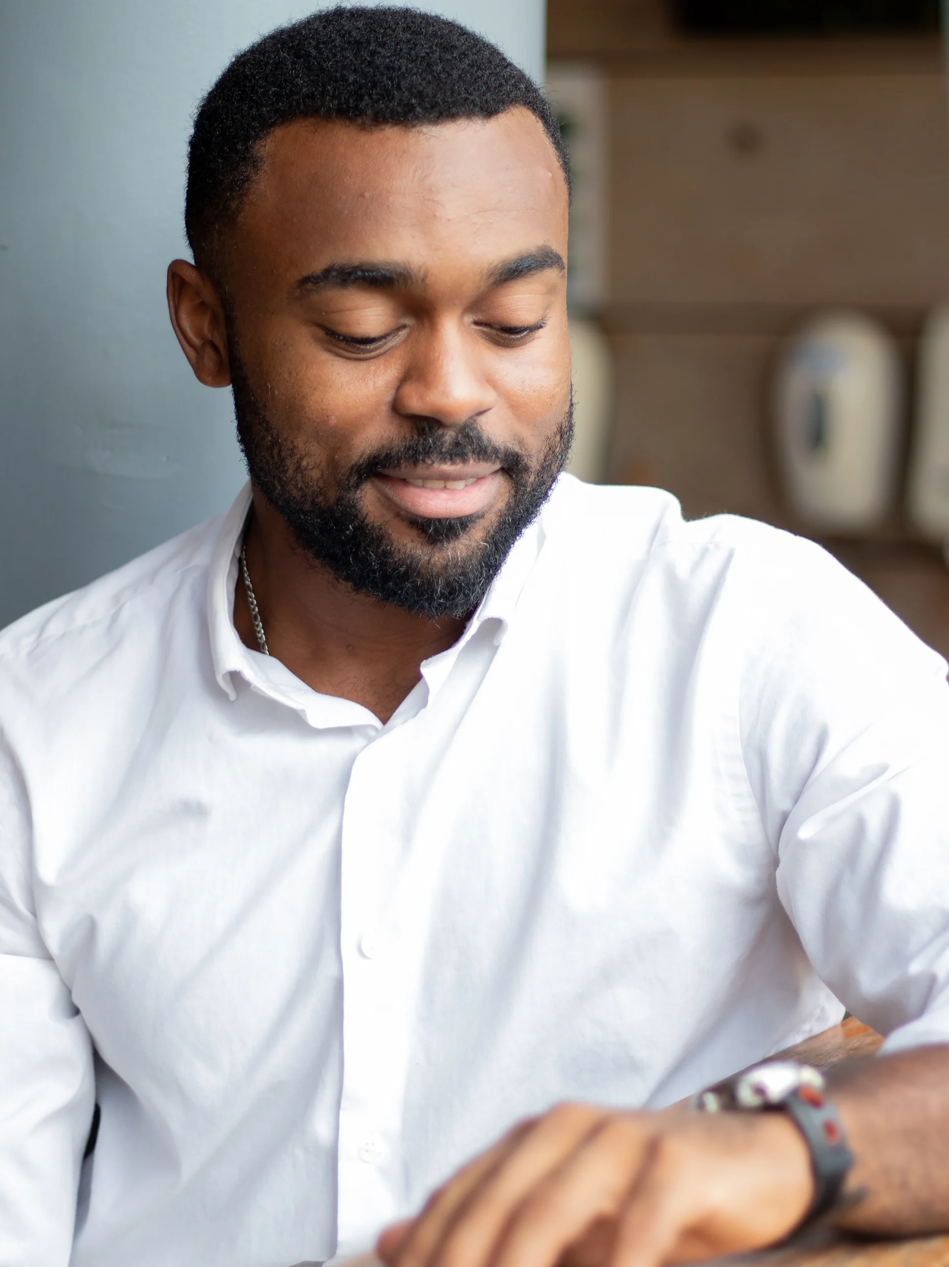 Hombre de piel oscura con ojos cerrados en primer plano - personal branding sereno
